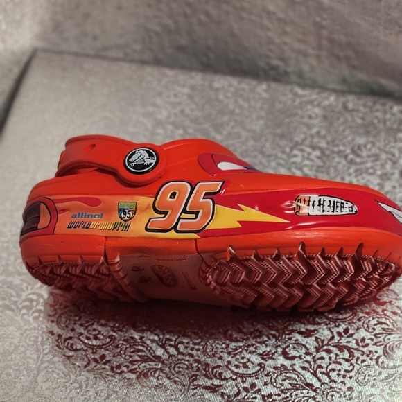 DISNEY MAQUEEN SIZE C11 Red BOY Slippers with Cartoon Charms - Picture 4 of 10